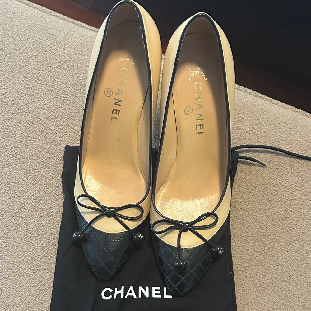CHANEL Two-Tone Black and Cream Heels